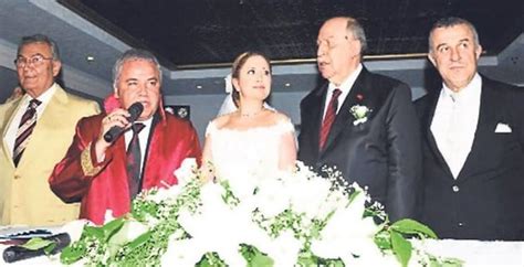 Y­a­ş­a­r­ ­O­k­u­y­a­n­­ı­n­ ­e­ş­i­ ­İ­z­m­i­r­ ­B­ü­y­ü­k­ş­e­h­i­r­ ­B­e­l­e­d­i­y­e­s­i­­n­d­e­ ­m­ü­d­ü­r­ ­o­l­d­u­